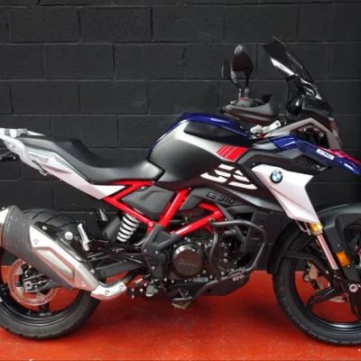 BMW G310GS 2022 con 16.000 km. Moto trail ligera, manejable de la gama GS. Apta para el carnet A2.Cúpula alta y defensas anti caída. Financiación. Madrid