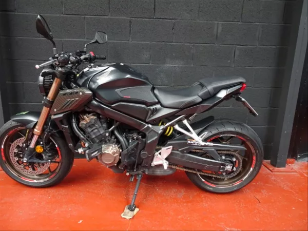 Honda CB650R 2022 – Limitada para el carnet A2 año 2022 con 28.400 km limitada para el carnet A2. Control de tracción y ABS al mejor precio