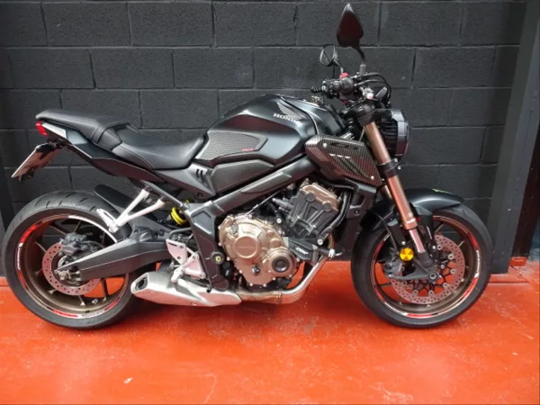 Honda CB650R 2022 – Limitada para el carnet A2 año 2022 con 28.400 km limitada para el carnet A2. Control de tracción y ABS al mejor precio