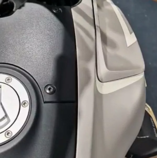 Deflector aerodinámico derecho abierto Moto Guzzi V100 Mandello Aviazione Navale de colección numerada
