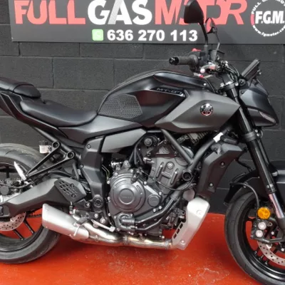 Yamaha MT07 pocos km naked Yamaha ocasión. Yamaha MT-07 2026 negra con pocos km y extras originales, color negro. Moto ocasión en Full Gas Motor. Mejorada del Campo Madrid. Envío económico a Barcelona