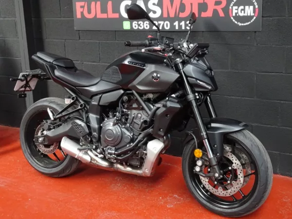 Yamaha MT07 pocos km naked Yamaha ocasión. Yamaha MT-07 2026 negra con pocos km y extras originales, color negro. Moto ocasión en Full Gas Motor. Mejorada del Campo Madrid. Envío económico a Valencia