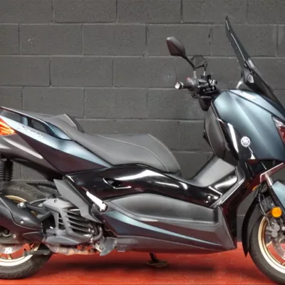 Yamaha XMAX 125 2022 color azul vista lateral completa