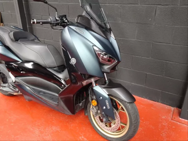 Parte trasera Yamaha XMAX 125 2022 azul